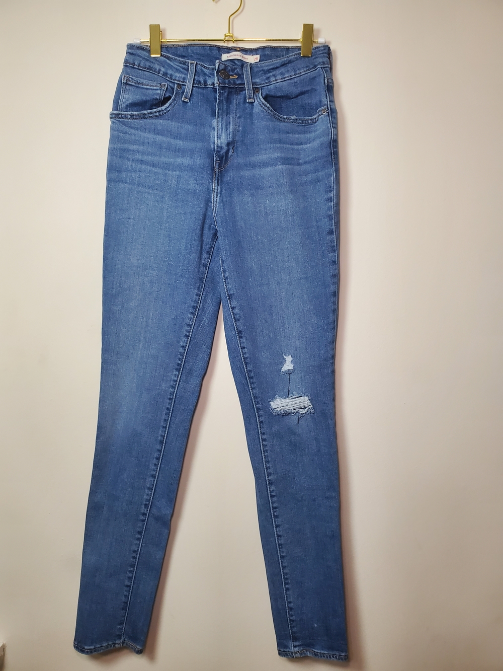 Levi's Women's Mid-Blue Skinny Jeans with Knee Distress